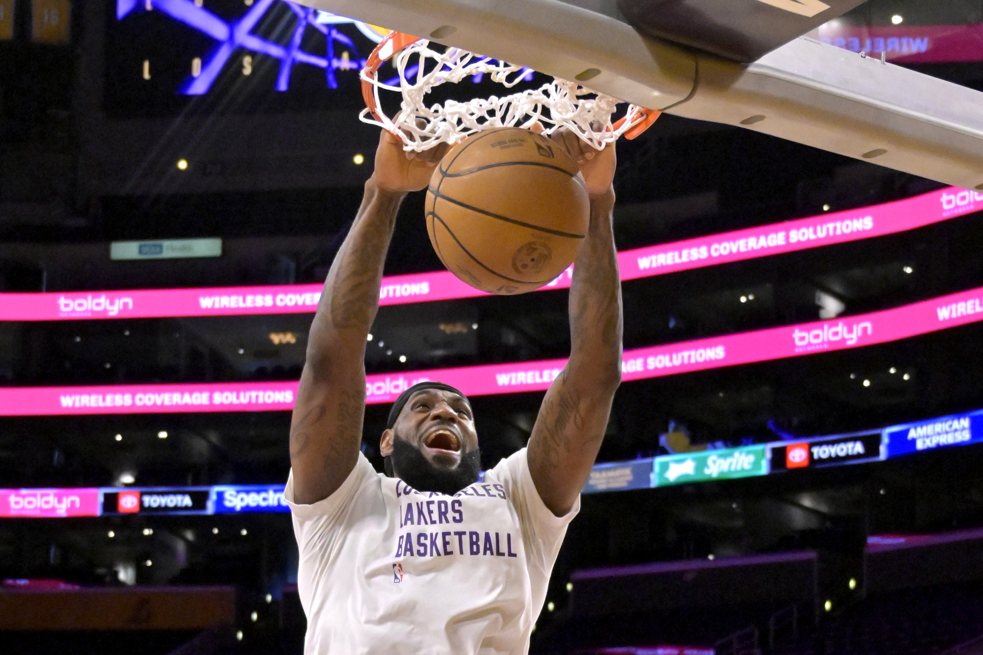 KAIYUNAPP-里程碑夜曼联外线爆发，NBA常规赛集结日刷纪录，赛场秩序良好，年轻球员得到机会的简单介绍