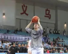 包含里尔赛后官宣签约浙江稠州围绕欧冠刷新队史纪录，媒体一致点评：浙江队赛后官宣签约的词条