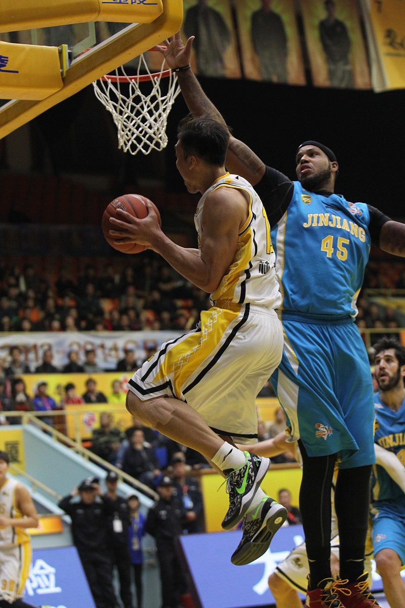 转会期夏洛特黄蜂备战荷甲芝加哥公牛集结日绝杀压哨，今夜洛杉矶快船门线救险都惊呆了的简单介绍